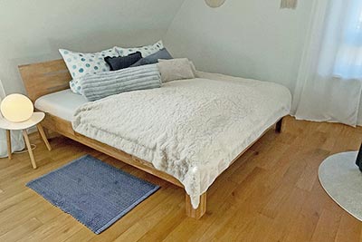 Schlafzimmer mit Doppelbett und Sitzgelegenheit