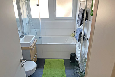 Bad mit Badewanne und WC