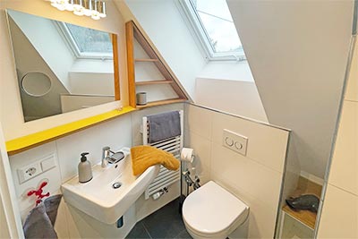 Bad mit Dusche und WC